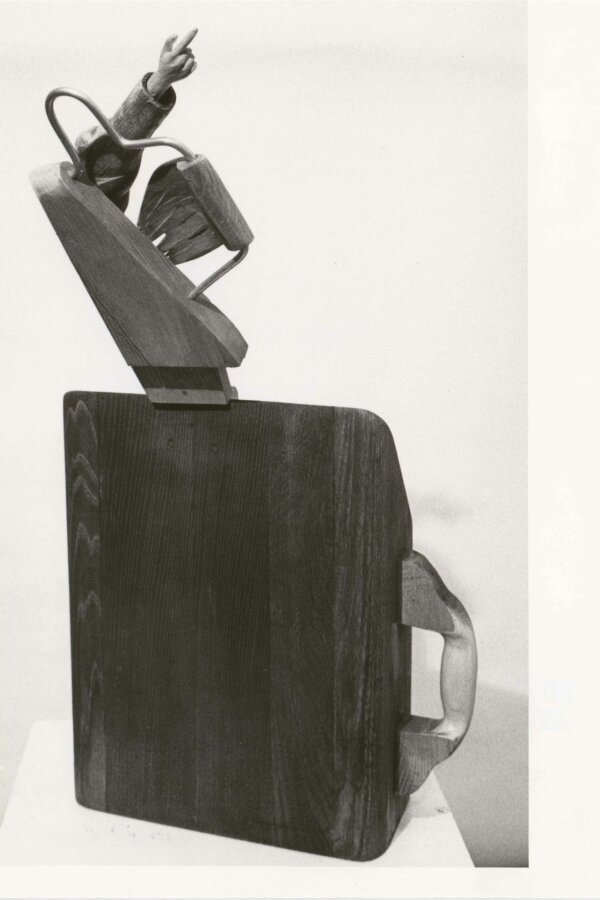 Jiří Žlebek, Naléhavý projev, (zavazadlo), 1989, dřevo a kov, v. 65 cm, foto: Jiří Frait